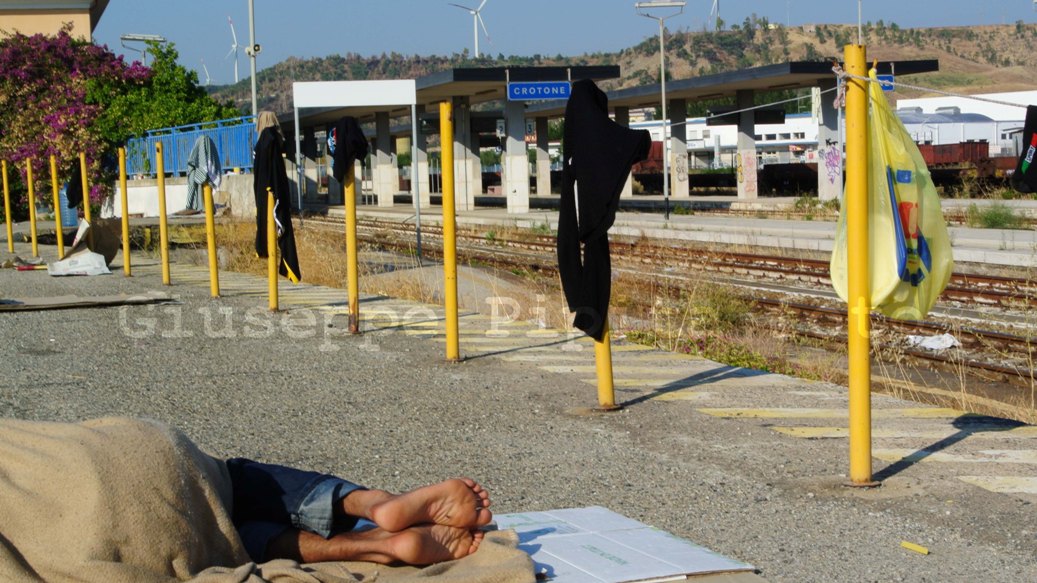 Migranti alla stazione di Crotone